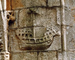 Bateau sculpté église Saint-Nonna 