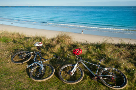 France, Finistère (29), Cleder, couple à vélo le long du littoral de Bretagne